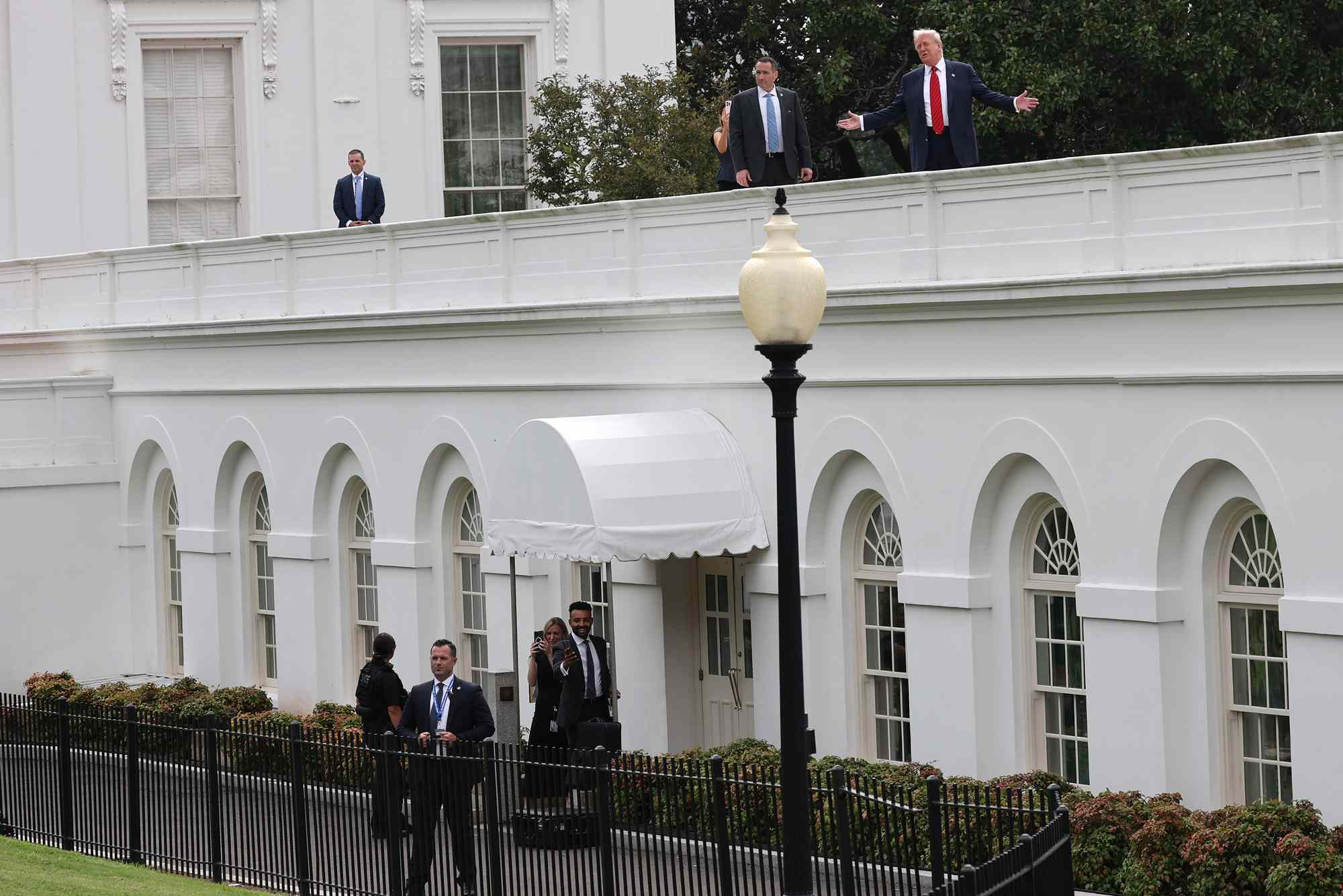 Ông Trump tại hành lang Nhà Trắng. Nguồn: People