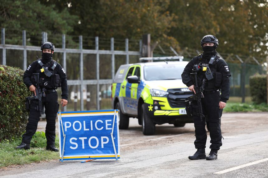 Chốt “POLICE STOP” tại Gloucestershire, 27/9/2026. Nguồn: CNN