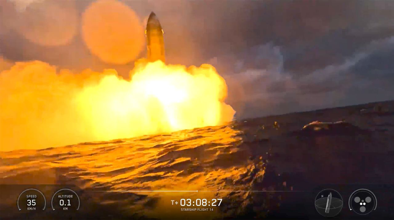 Hình từ sóng SpaceX: Starship chạm nước khoảng T+3 giờ. Nguồn: CNN / webcast SpaceX