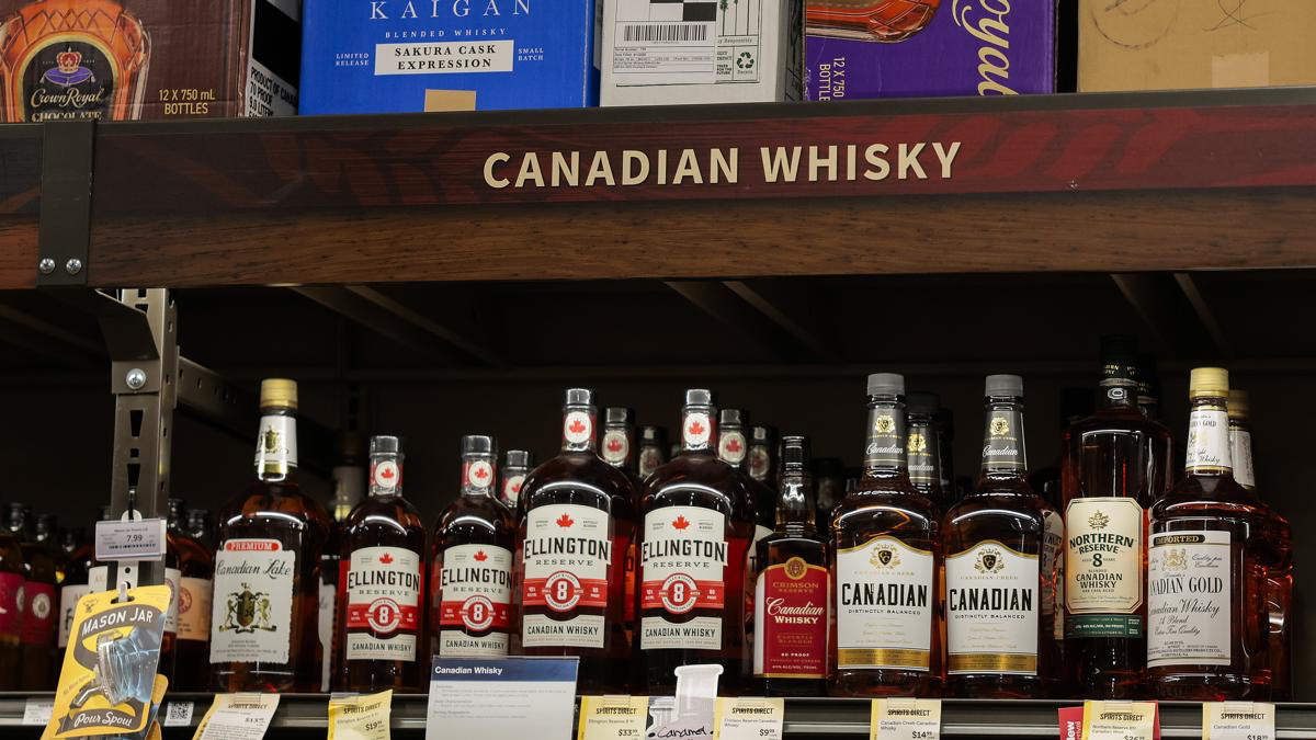 Kệ rượu whisky Canada tại cửa hàng. Nguồn: Jezebel
