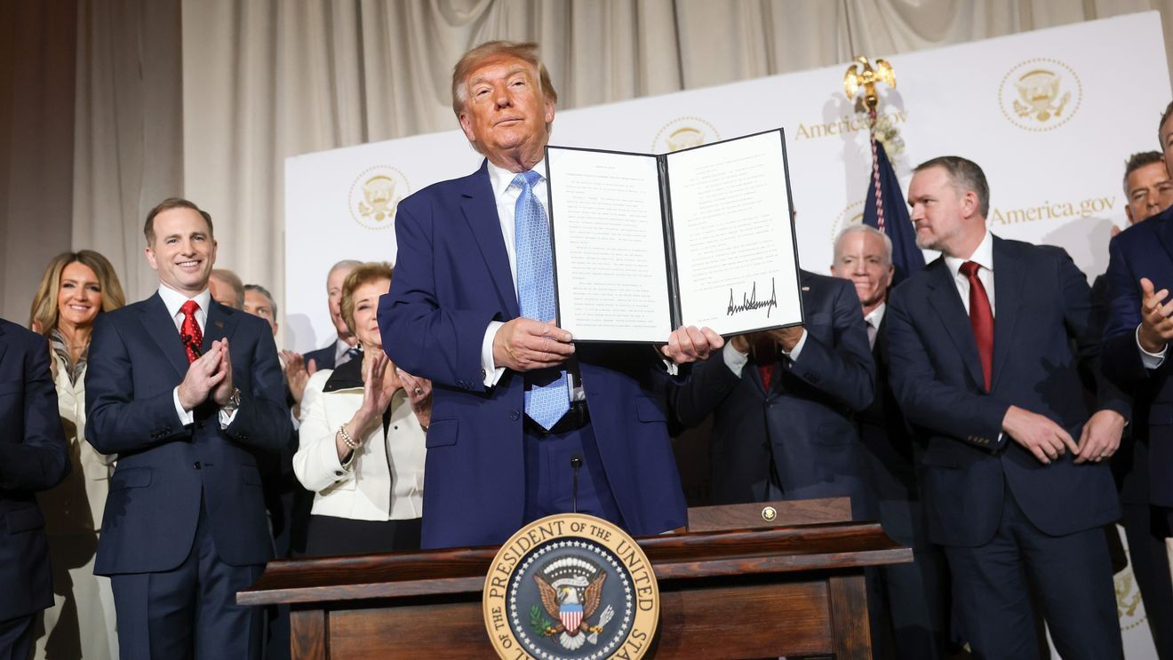 Trump giơ sắc lệnh, backdrop America.gov. Nguồn: Fox 23