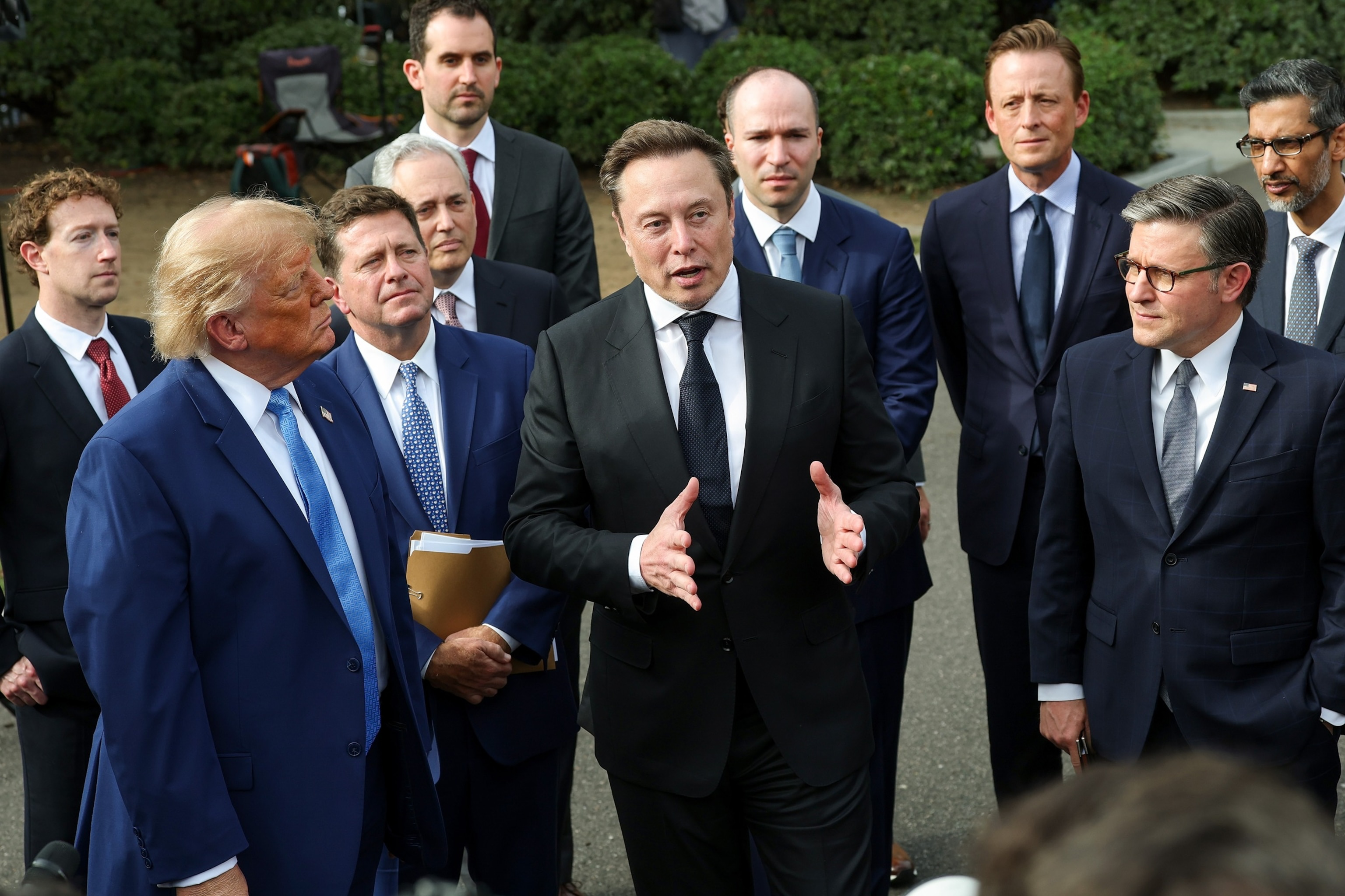 Elon Musk phát biểu bên ngoài Nhà Trắng, Trump và Mike Johnson đứng cạnh. Nguồn: ABC News / Kent Nishimura, AFP