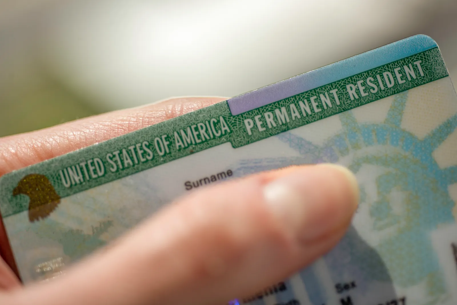 Thẻ Permanent Resident. Nguồn: Newsweek