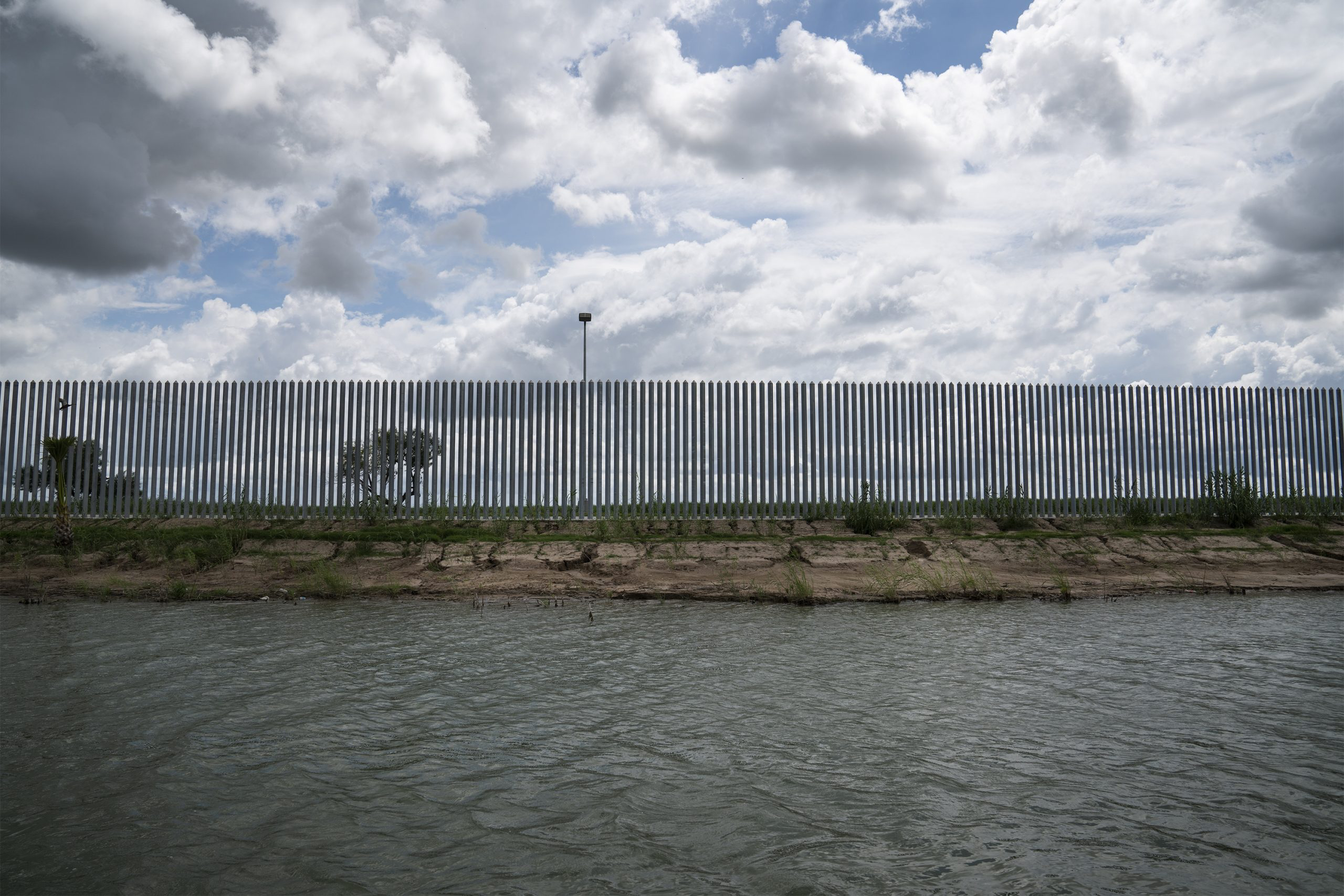 Hàng rào biên giới nhìn từ phía sông Rio Grande, Texas. Nguồn: Texas Tribune