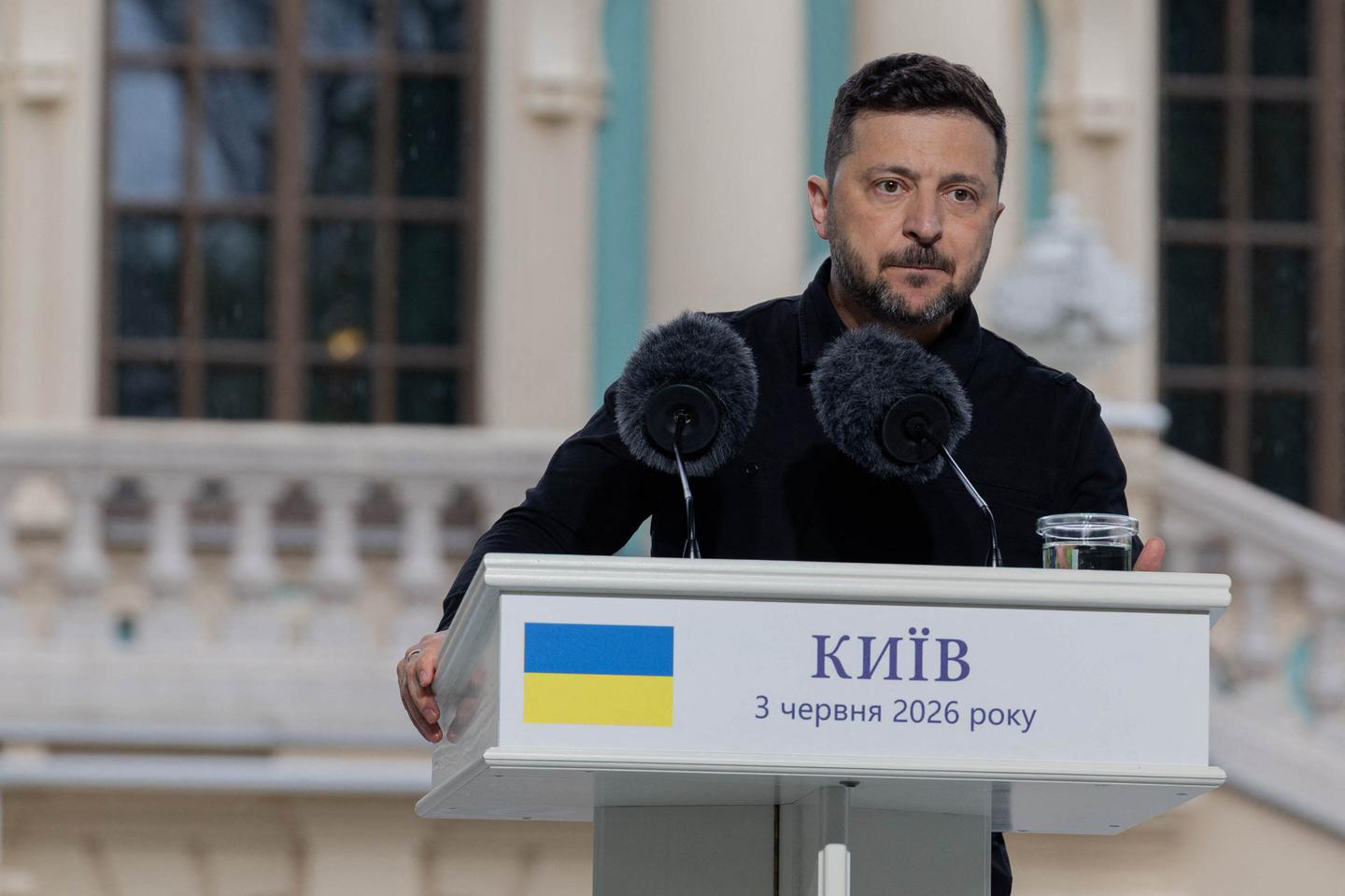 Tổng thống Ukraine Volodymyr Zelensky tại một buổi họp báo ở Kyiv ngày 3/6/2026. Nguồn: Le Monde
